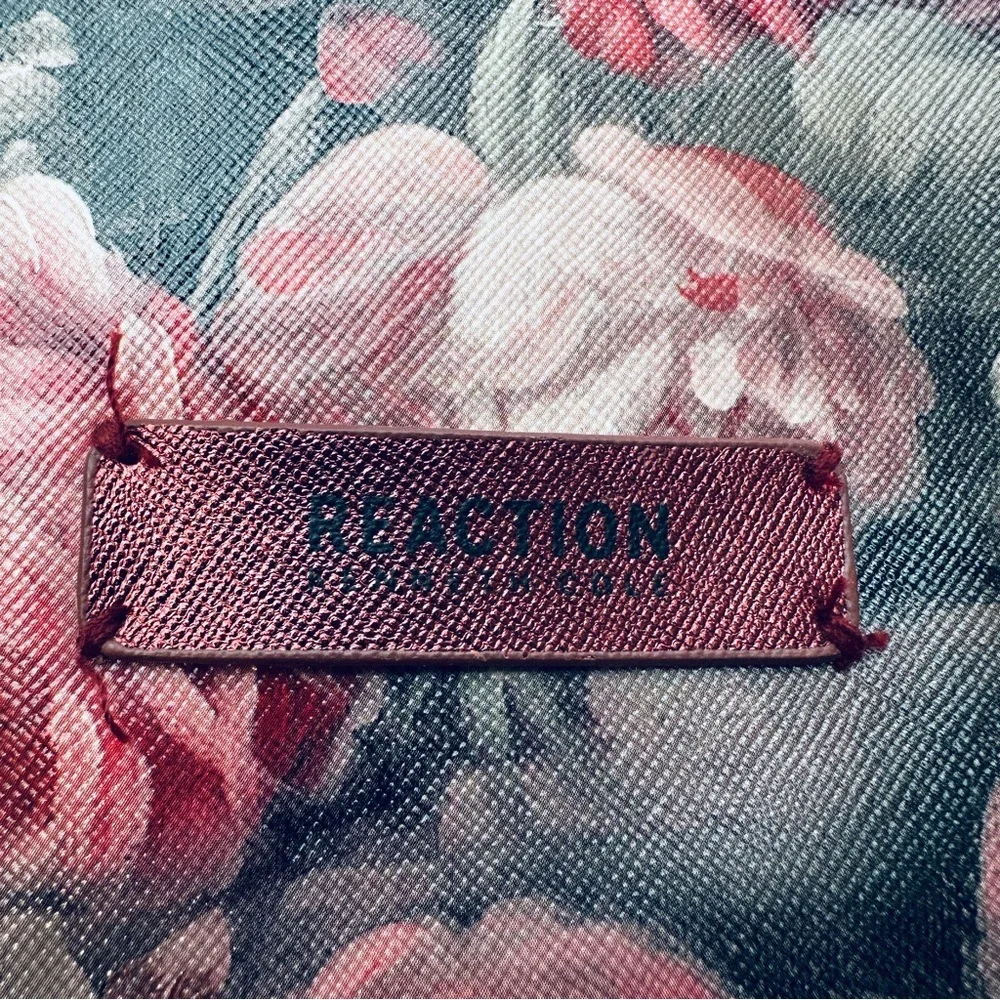 Kenneth Cole Cosmetics Travel Bag with Floral‎ Design